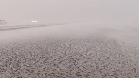 بالفيديو.. سقوط أمطار غزيرة وسحب منخفضة بجنوب جدة