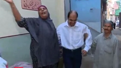 بالفيديو.. قصة كفيف مصري يعود إلى أسرته بعد غياب 18 عامًا