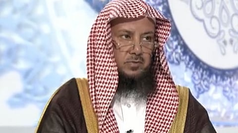 بالفيديو.. الشيخ السليمان يوضِّح حكم وضع مزيلات العرق للمِحْرم