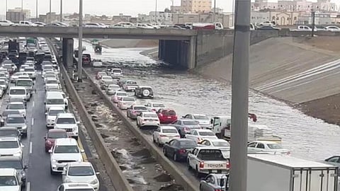 إمارة مكة تدعو لاستخدام الطرق البديلة لطريق الحرمين بسبب مياه الأمطار