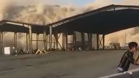 بالفيديو.. لقطات جديدة توثِّق هروب وفزع الناس بعد زلزال إيران القوي