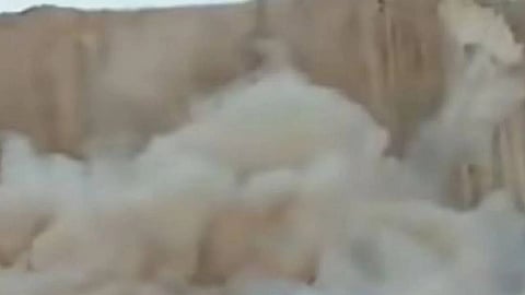 بالفيديو.. لحظة انهيار جبل بسبب الزلزال في جنوب إيران