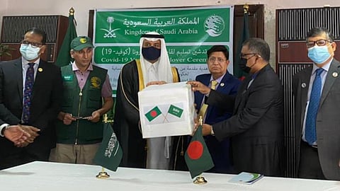 بالصور.. السعودية تهدي بنجلاديش 1.5 مليون جرعة من لقاح كورونا