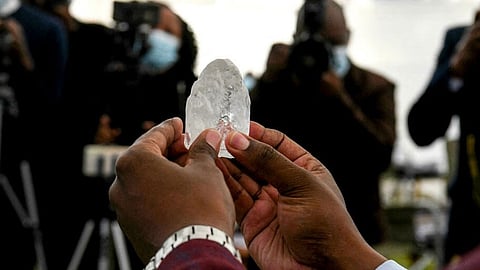 الصدفة تقود علماء لاكتشاف معدن جديد بقلب ماسة في بتسوانا