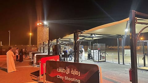 شاب سعودي يتحدى والده في جولة الرماية بموسم الرياض