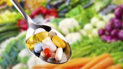 متى تكون المكملات الغذائية مضرة؟.. أخصائي يجيب