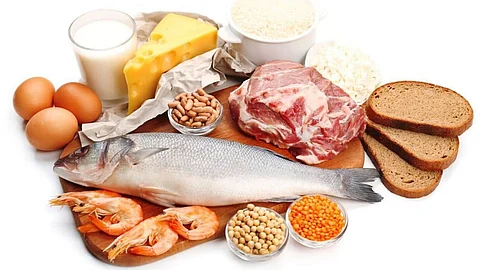 فيتامين B12 .. أهميته ومصادره الغذائية