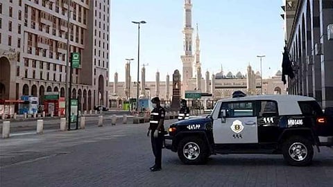 الإطاحة بمخالف لنظام أمن الحدود سرق لوحة مركبة وارتكب مخالفات مرورية بمكة