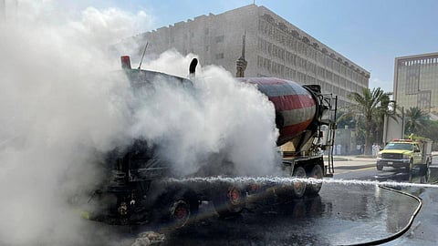 بالصور.. مدني الرياض يخمد حريقًا في شاحنة بالملز