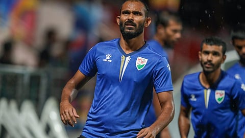 بالفيديو.. طرد وزير الرياضة المالديفي لضربه لاعبًا بالكوع خلال مباراة ودية