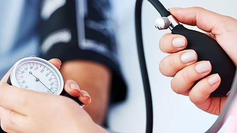 طبيب يكشف سببًا غير متوقع لارتفاع ضغط الدم