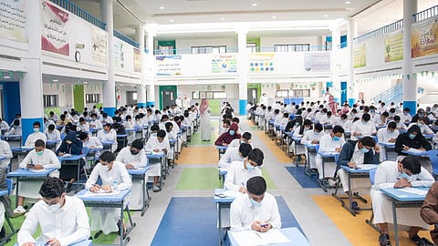 بالصور.. طلاب الرياض المحصنين بجرعتين ينتظمون في ثاني أيام اختبارات الفصل الدراسي الأول