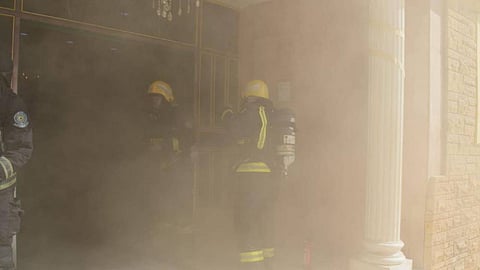 بالصور.. «الدفاع المدني» ينقذ سيدة تعرضت للاختناق بعد اندلاع حريق في جدة