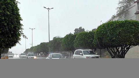 «الأرصاد» تنبّه من أمطار على عسير ورياح على المدينة.. وتحدِّد موعد انتهائها