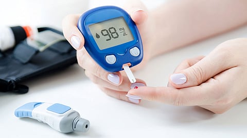 «استشاري أمراض قلب» يحذر من إهمال هبوط السكر بالدم