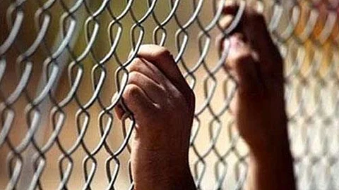 جريمة بشعة بأحد مناطق سيطرة الحوثي.. حبس زوجته دون طعام وعذبها حتى الموت