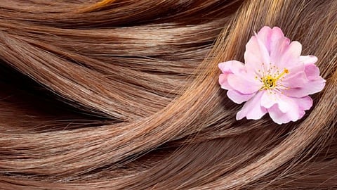 وداعًا للرائحة الكريهة.. طريقتان لعمل عطر للشعر