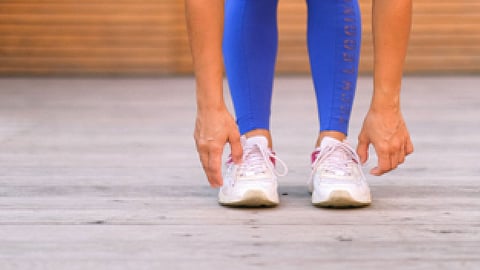 هل يسبب الجلوس كثيرًا الإصابة بأمراض القلب؟.. طبيب يجيب