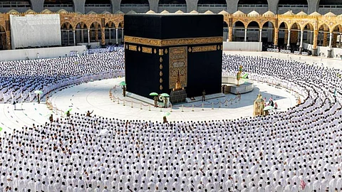 تحديثات جديدة تنظم الطواف بالحرم المكي وحجز تقبيل الحجر الأسود.. ومصادر تكشف عن التفاصيل