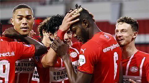 آيندهوفن يسقط آرنهيم بثنائية وينفرد بصدارة الدوري الهولندي مؤقتًا