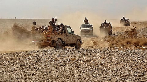 الجيش اليمني يُعلن تحريرًا كاملًا لمديرية الحيس بالحديدة.. وقطع طرق الإمداد للحوثي