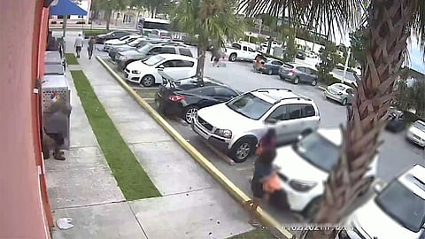 بالفيديو.. فتاة تقاتل لصًّا بعد مهاجمة والدتها والشرطة الأمريكية تكرمها