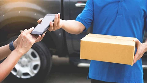 يصل إلى 3 آلاف ريال شهريًا.. «هيئة الاتصالات» تدعم مندوبي التوصيل ماليًا