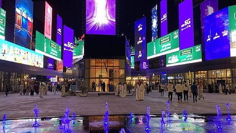 بالفيديو.. «بوليفارد الرياض» يكتسي بالأزرق قبل موقعة الهلال وبوهانج