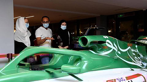 مغامرة مثيرة لسيارات «فورمولا 1» بمركز زوار مضمار جدة