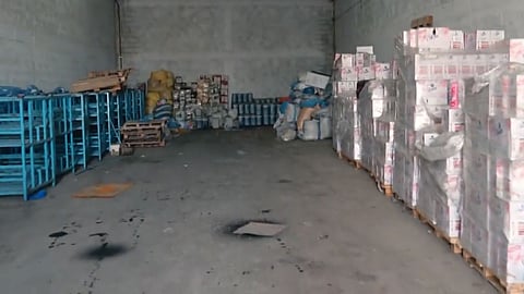 بالفيديو.. منظفات كيميائية تلوث الزيوت والبهارات داخل مستودع مخالف.. و«أمانة الرياض» تتدخل