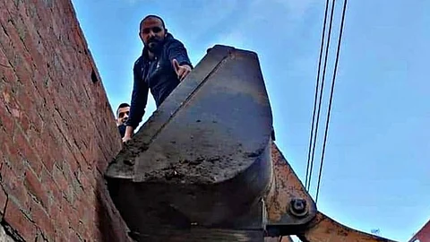 بالصور.. مدرب مصري موقوف يقود فريقه من على ظهر جرافة