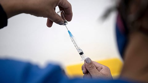 دولة خليجية تعلن تطعيم جميع مواطنيها بالجرعة الأولى من لقاح كورونا