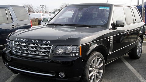 بالفيديو.. امرأة تخدع صاحب سيارة «رنج روفر» بالرياض وتفر هاربة بها