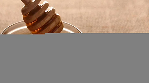 طبيبة تغذية تحذر من خطأ شائع يرتكبه الجميع عند تناول العسل