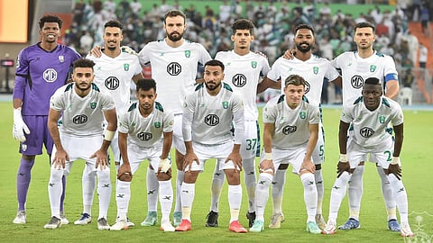 حارس الأهلي السابق يفتح النار على عمر السومة