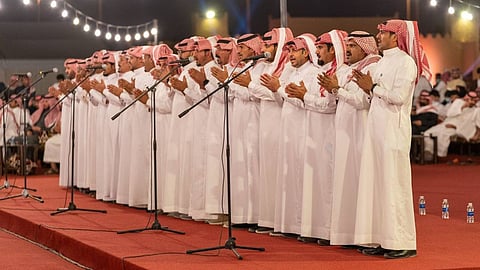 «خلّوها» تمتّع زوار موسم الرياض بروائع الشعر النبطي والرقصات الشعبية