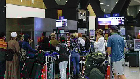 أطباء بجنوب إفريقيا: متحور «أوميكرون» يسبب أعراضًا طفيفة