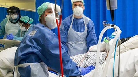 دراسة تكشف مزيجًا سحريًا يبعد مرضى «كورونا» عن العناية المركزة