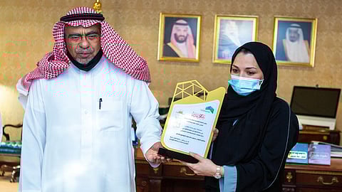 «القويحص» يُكرم متطوعات العلاقات العامة و الإعلام ويستقبل طالبات جامعة أم القرى