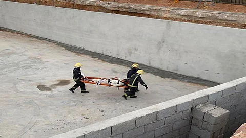 إصابة شخصين في انهيار جدار بالرياض.. والدفاع المدني يُباشر الحادث