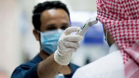 مفارقة تدل على سياسة ناجحة.. العالم يعود للإغلاق مع انتشار «أوميكرون» وكورونا ينحسر في السعودية