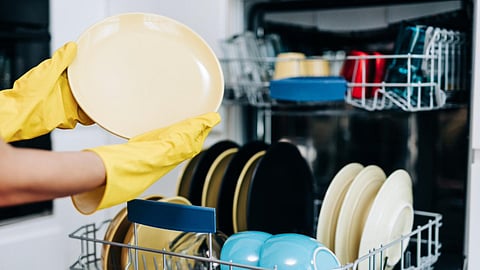 للسيدات.. احذري وضع هذه الأشياء في غسالة الأطباق