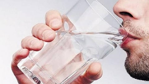احذر الإفراط في شرب المياه.. هذه أضرارها