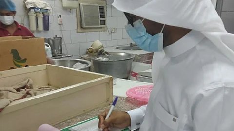 أمانة مكة تغلق مطعمًا ومعملًا للحلويات ببحرة