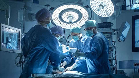 فريق طبي بمستشفى الريث العام ينجح في إعادة الحركة لمريض شلل نصفي