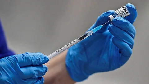 مخترع لقاح فايزر يكشف قدرة أوميكرون على اختراق المطعمين
