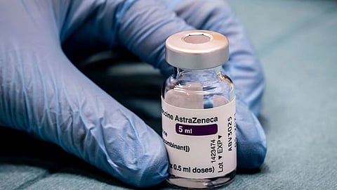 لماذا يصيب لقاح أسترازينيكا أحيانًا بالتجلط؟ علماء يكشفون السبب