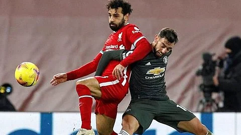 بالفيديو.. مشجع إنجليزي يستفزّ برونو فيرنانديز بسبب محمد صلاح