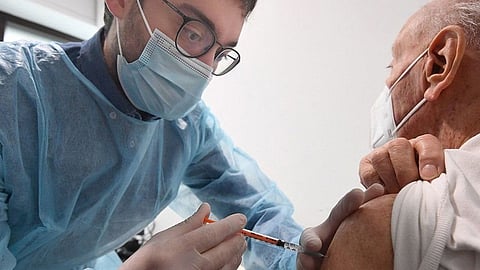 القبض على إيطالي استخدم حيلة غريبة للهروب من لقاح كورونا