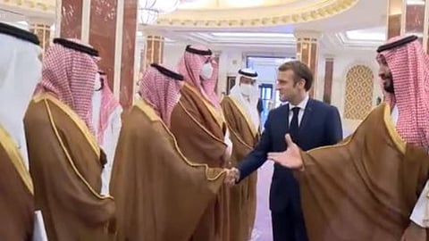 بالصور.. ولي العهد وماكرون يستعرضان شراكة البلدين ومستجدات الأوضاع بالمنطقة